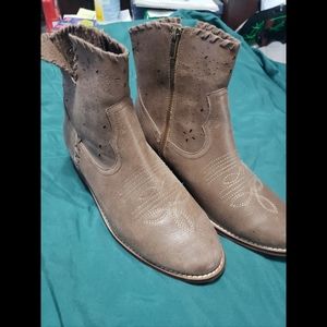 Shyanne booties size 9.5